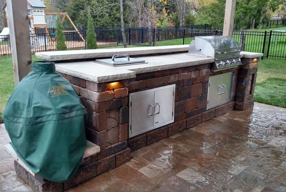 features of an outdoor kitchen